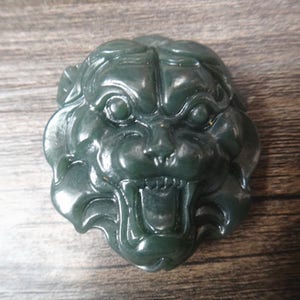 天然グリーン翡翠ペンダント 手彫りお守りライオンヘッドペンダント