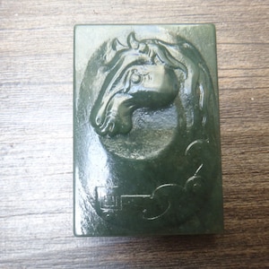 Handgeschnitzter naturgrüner Jade PferdeAnhänger