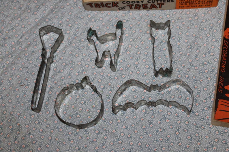 Comes w Box there are only 5 out of 6 cutters used for Pumpkin or Clay cut outs This is a Vintage Cookie Cutter Collection for Halloween