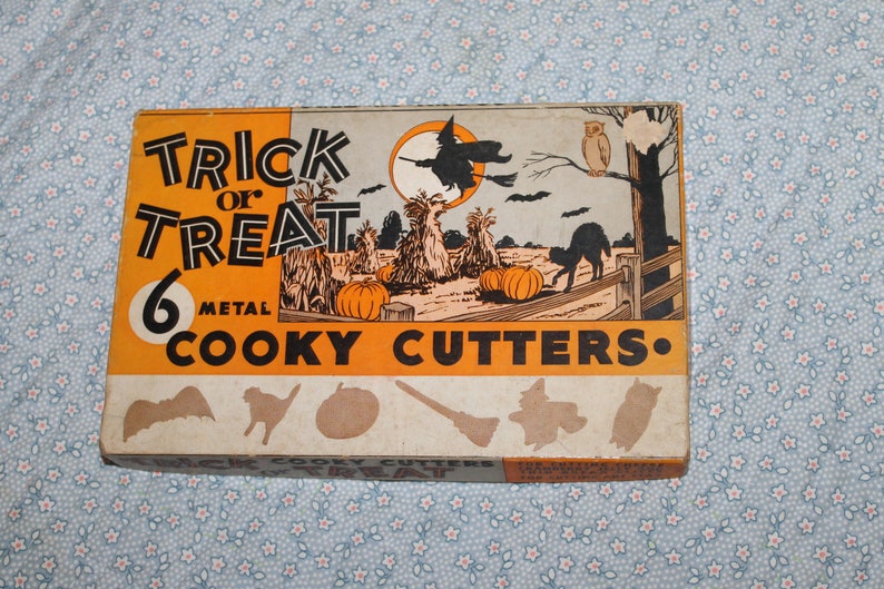 Comes w Box there are only 5 out of 6 cutters used for Pumpkin or Clay cut outs This is a Vintage Cookie Cutter Collection for Halloween