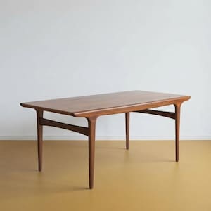 Table de salle à manger en teck Johannes Andersen pour Uldum, années 1960, style danois, extensible de 150 à 220 cm, pieds sculptés