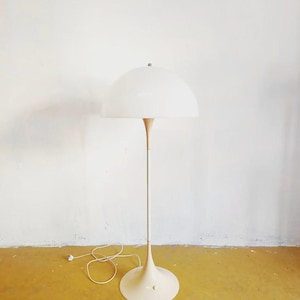 Lámpara de pie Verner Panton Panthella, años 60, acrílico blanco, danesa, 131 cm, restaurada