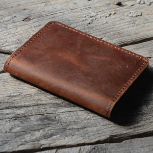 Billetera de cuero minimalista personalizada, billetera plegable de cuero, billetera doble delgada de cuero angustiada, regalo del Día del Padre / marrón
