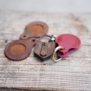 Vintage Genuine Leather Case for AirTag with Key chain, Keys Retro Crazy Horse Leather Full Body Protective,  Apple AirTags Backpacks