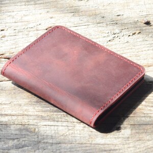 Billetera de cuero minimalista personalizada, billetera plegable de cuero, billetera doble delgada de cuero angustiada, regalo de boda de mamá papá para mujeres / rojo