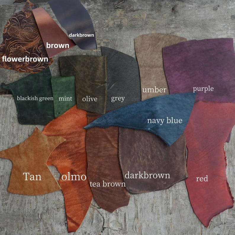 Puede incluir: Muestras de cuero en varios colores, incluyendo marr&oacute;n, tostado, rojo, morado, azul marino, gris, oliva, menta y verde. Las muestras est&aacute;n dispuestas en un semic&iacute;rculo sobre una superficie de madera.