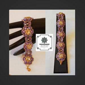 Może przedstawiać: Bransoletka z koralików w kolorze fioletowym i złotym z kwiatowym wzorem. Bransoletka wykonana jest z małych, fasetowanych koralików i ma złote zapięcie.