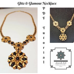 Può includere: Una collana di perline dorate e nere con un grande ciondolo a forma di fiore. La collana è realizzata con piccole perline e ha un design delicato. Il ciondolo è anch'esso realizzato con piccole perline e ha un design più intricato. La collana si chiama "Glitz & Glamour Necklace".