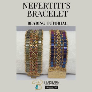 以下が含まれることがあります： 「NEFERTITI'S BRACELET」と「BEADING TUTORIAL」の文字が入った2つのビーズブレスレット。1つのブレスレットは主に金、緑、オレンジ色です。もう1つは青と紫です。どちらも金色の留め金が付いており、白い表面に表示されています。
