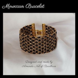 Op de afbeelding: Een Marokkaanse armband in goud en zwart met een sluiting. Ontworpen en gemaakt door Amanda Nel van Beadbarn.