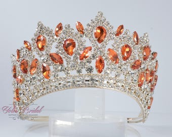 迅速な発送!! オレンジ色の石が付いた美しいゴールドの王冠、ゴールドのティアラ、ゴールドとオレンジのティアラ、ゴールドの王冠、キンセアニェーラ