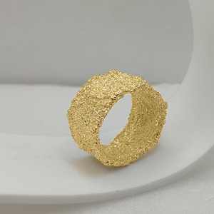Dikke gouden bandring - biologisch statement voor dames - minimalistisch verjaardagscadeau voor haar