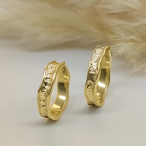 Individuell gravierte Gold Eheringe - Handgehämmerte Seine & Ihre Ringe - Set für Paare - Verlobungsring - Set aus zwei Stück