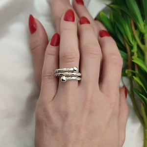 スターリングシルバーツイストリング - テクスチャードバンド - ハンドメイドのユニークなレディースリング