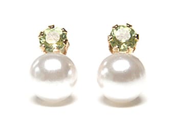 9ct Gold Pearl and Peridot Stud earrings with FREE Gift Box