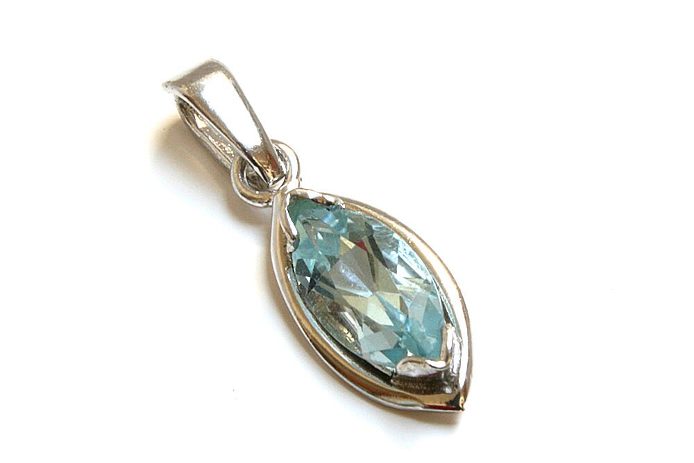9ct White Gold Blue Topaz Pendant and chain Gift Boxed Necklace Made in UK 9ct White Gold Blue Topaz Pendant and chain Gift Boxed Necklace Made in UK