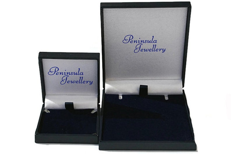 Może przedstawiać: Dwa czarne pudełka na biżuterię z szarym wnętrzem i niebieskim tekstem "Peninsula Jewellery".