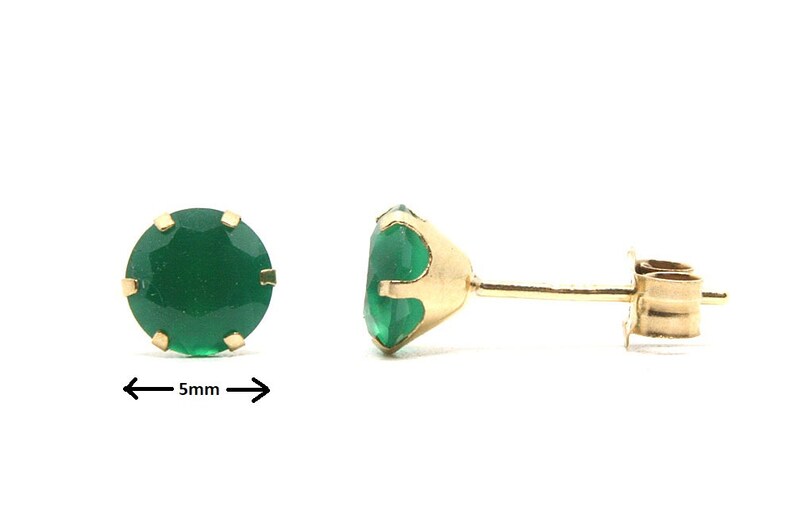 Puede incluir: Un par de pendientes de oro con una piedra preciosa verde de 5 mm. Los pendientes se muestran de frente y de lado.