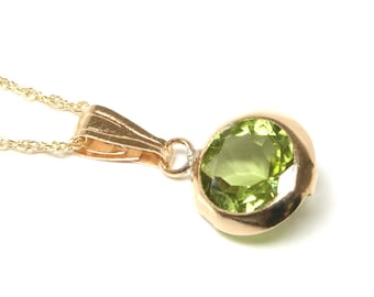 Solid 9ct Gold Round Peridot Pendant Necklace and chain with FREE Gift Box