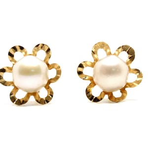 9ct Gold Cultured Pearl stud earrings with FREE Gift Box