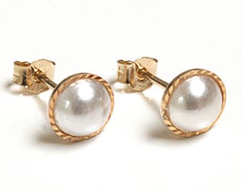 Solid 9ct Gold Pearl Stud earrings with Gift Box With FREE Gift Box