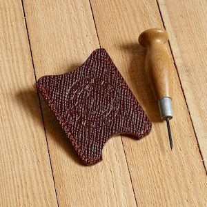 Leather Card Wallet 'Túta' - Chestnut Hatch Shoulder - Minimalist Card Slip