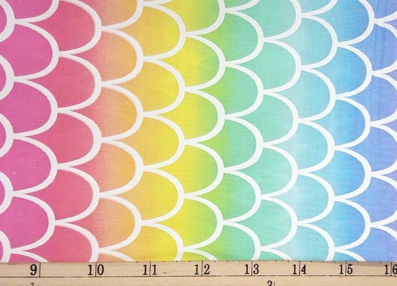 Baumwollstoff mit Regenbogen-Schuppen-Muster