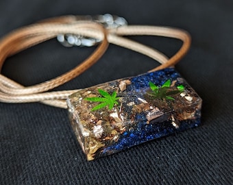 Ketting met sprankelende hars marihuanablad, roségoud, blauwe folie, koord van 20 inch