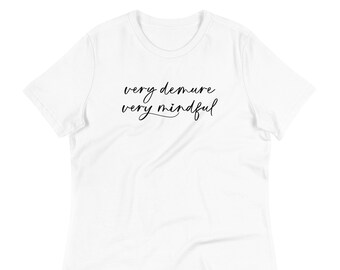 Bardzo skromny, bardzo uważny, luźny T-shirt damski – modny, graficzny t-shirt z cytatem
