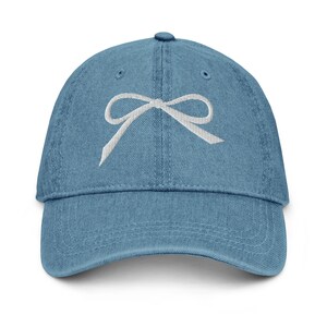 Denim strikmuts met borduursel - schattige strikborduurhoed - trendy papamuts strik - geborduurde strikhoed - flirtstrikhoed