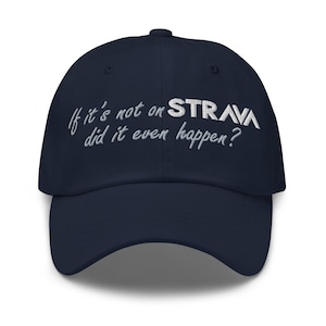 Puede incluir: Una gorra de béisbol azul marino con texto bordado en blanco que dice "Si no está en Strava, ¿acaso sucedió?"