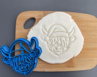 Christmas Highland Cow cookie cutter, biscuit nature, icing, winter baking, decorating, baking, cake, cute animal seasonal, santa hat