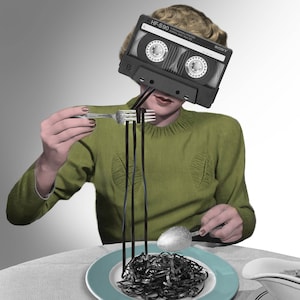 Cartolina "Mangiare gli spaghetti è sempre stato un po' una lotta per lei"