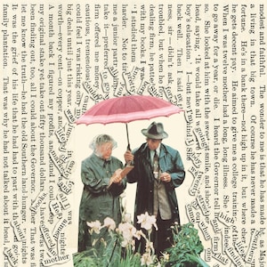 Op de afbeelding: Een collage met een ouder echtpaar onder een roze paraplu, omringd door tekstfragmenten. De man draagt een hoed en jas, de vrouw een hoofddoek en jas. Witte bloemen staan op de voorgrond.
