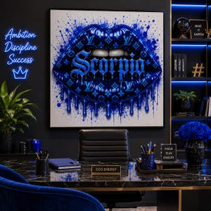 以下が含まれることがあります： ロゴの繰り返しパターンとゴシック体の「Scorpio」という文字が描かれた、鮮やかな青い唇のグラフィックが特徴の正方形のウォールアート。白い背景に絵の具が垂れたようなエフェクトが施され、細い黒い枠で縁取られている。