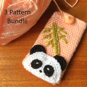 Könnte beinhalten: Eine handgefertigte gehäkelte Handyhülle in Pfirsich mit einem Panda-Gesicht und Bambus-Design. Die Hülle hat einen Knopfverschluss und wird von einem Knäuel Pfirsichgarn und einem grünen Häkelhaken begleitet. Der Text auf dem Bild lautet "3 Pattern Bundle."
