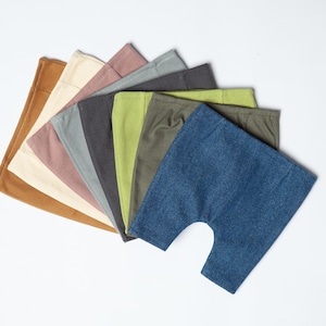 Puede incluir: Un conjunto de diez pares de leggings para bebé en varios colores, incluyendo marrón, beige, rosa, gris, verde y azul. Los leggings están hechos de una tela suave y elástica, perfectos para el uso diario.