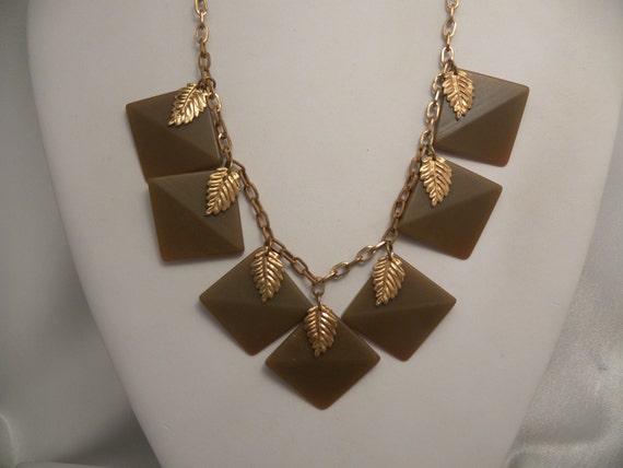 Vintage Olive Green Bakelite & Gold Leaves Neckla… - image 1