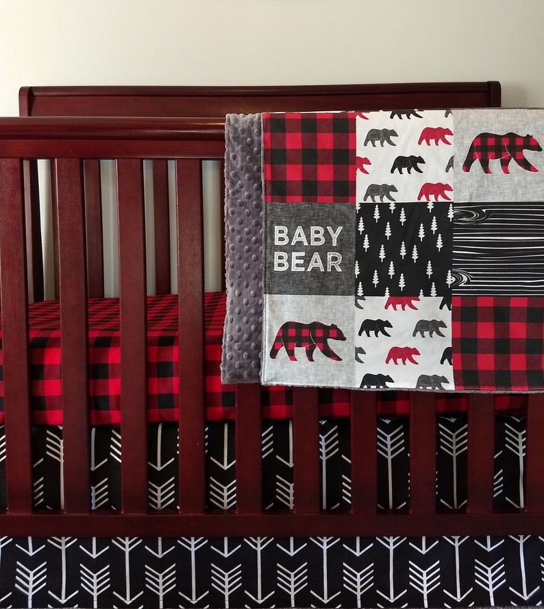 Bebé oso rojo negro búfalo a cuadros sábana ajustada, falda y manta Minky-árboles de oso grano de madera-juego de 3 piezas ropa de cama personalizada para bebé imagen 1