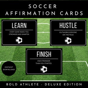 Può includere: Carte di affermazione di calcio in bianco e nero con frasi motivazionali: "Impara", "Datti da fare" e "Finisci". Ogni carta presenta una grafica di pallone da calcio. Sono visibili anche le parole "Download istantaneo".