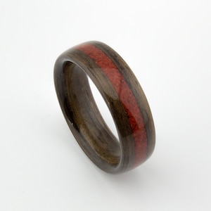 Handgefertigter Ring aus Palisander mit Inlay aus roter Koralle