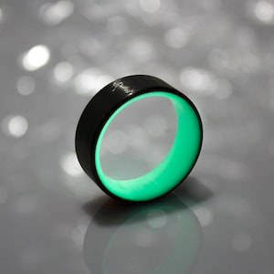 Carbon Fiber Glow Ring Band: Black Luminescent Ring