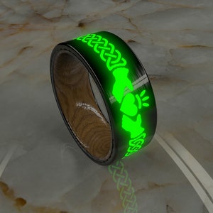 Carbon Fiber Glow Ring: Oak Sleeve Men&#39;s Wedding Band