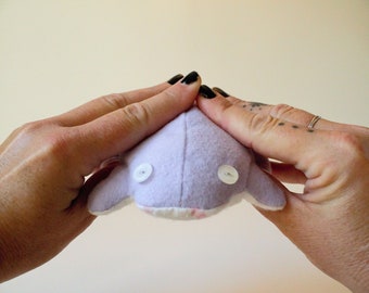 Serenity Frog - a sweet *smol* aromatherapy plushie for dream therapy and relaxation