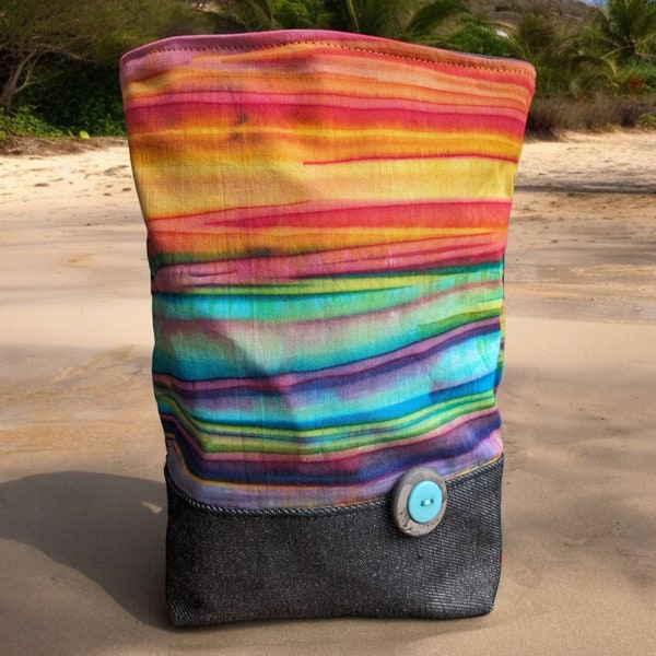 Petit sac poubelle réutilisable en tissu rayé multicolore pour voiture doublure résistante à l'eau fait au Québec avec cordon fixe.