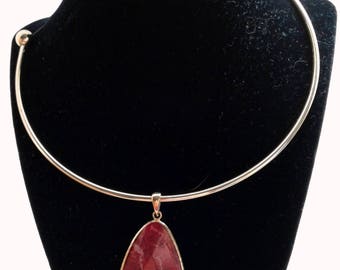 FASHION Pendant,  agate necklace - Make a statement with this red natural large natural white-veined stone hanging from gold wire torque