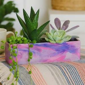 Vaso de janela retangular fino de 30 cm com sistema de drenagem, em cerâmica colorida feita à mão com acabamento marmorizado, resistente e com cores personalizáveis.