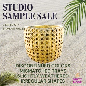 Könnte beinhalten: Ein zylindrischer Pflanztopf mit einem gewebten, hellgelben Design. Der Pflanztopf hat ein strukturiertes, offenes Webmuster. Das Bild enthält den Text "STUDIO SAMPLE SALE" und "DISCONTINUED COLORS, MISMATCHED TRAYS, SLIGHTLY WEATHERED, IRREGULAR SHAPES."