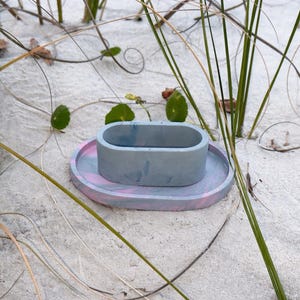 Maceta ovalada de cemento de 10 cm de largo con orificio de drenaje y bandeja a juego para alféizar o estante. Maceta de mármol para suculentas, pequeña, para interiores, colorida, para decoración de escritorio.