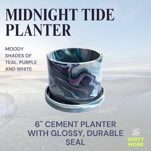 Puede incluir: Una maceta de cemento con un sellado brillante y duradero. La maceta tiene aproximadamente 15 cm de diámetro y presenta tonos melancólicos de verde azulado, morado y blanco. El texto "MIDNIGHT TIDE PLANTER" está en la parte superior.
